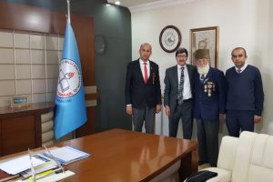 Baş&ouml;rt&uuml;l&uuml; &ouml;ğretmene yapılan eyleme tepkiler s&uuml;r&uuml;yor