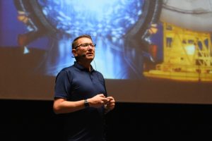 T&uuml;rk Astrofizik&ccedil;i Dr. Yıldız Bursa'da gen&ccedil;lerle buluştu
