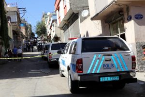 Mahalle karıştı! Taş, sopa ve av t&uuml;fekleriyle birbirlerine girdiler
