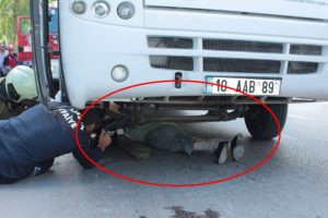 Otob&uuml;s&uuml;n altında metrelerce s&uuml;r&uuml;klendi