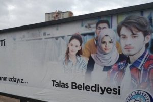 Belediye başkanından 'baş&ouml;rt&uuml;l&uuml; Selena Gomez' a&ccedil;ıklaması