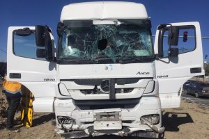 Kars'ta TIR ve otomobil &ccedil;arpıştı