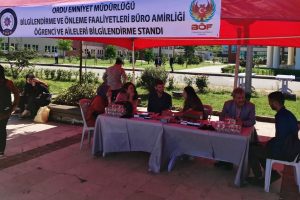 Polisten &uuml;niversite &ouml;ğrencilerinin yanında