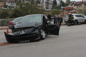 Cip ile otomobil &ccedil;arpıştı: 2 yaralı