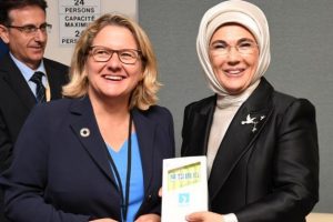Emine Erdoğan, Alman Bakan Schulze ile bir araya geldi