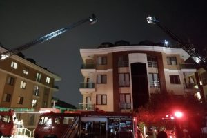 İstanbul Yeşilk&ouml;y'de l&uuml;ks bir sitede &ccedil;atı yangını