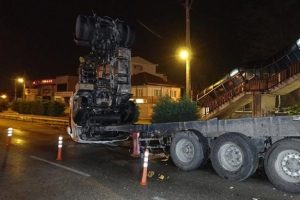 Damperi a&ccedil;ık unutan şof&ouml;r &uuml;st ge&ccedil;ide takıldı