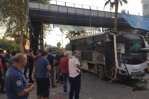 Adana'da &ccedil;evik kuvvet otob&uuml;s&uuml;n&uuml;n ge&ccedil;işi sırasında patlama