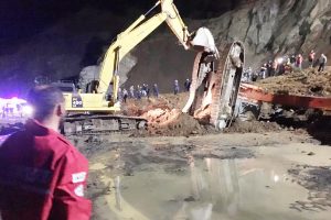 Havalimanı inşaatında heyelan! İş makinesi operat&ouml;r&uuml; hayatını kaybetti
