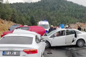 İki otomobil birbirine girdi: &Ouml;l&uuml; ve yaralılar var...