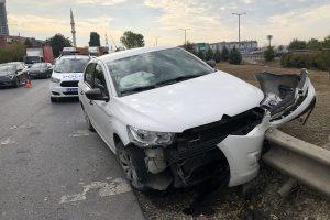 Kaza yapan alkoll&uuml; s&uuml;r&uuml;c&uuml; polislere zorluk &ccedil;ıkarıldı