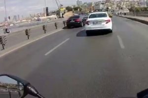 Trafikte akılalmaz hareketler yaparak canını tehlikeye attı