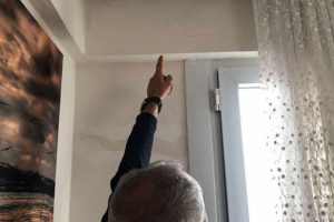 Deprem sonrası bir dairede oluşan &ccedil;atlaklar korkuttu