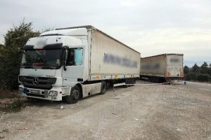 Tırın altında kalan vatandaş yaralandı