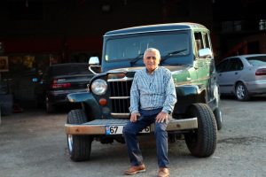 Babasından miras kalan 1949 model cipe g&ouml;z&uuml; gibi bakıyor