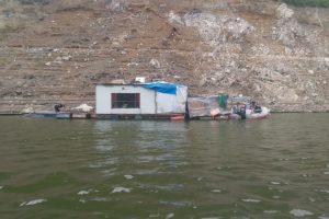 Bursa'da barajın içine yüzer 3 ahşap ev kurmuşlar, alem yapmışlar