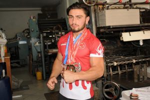 Matbaada &ccedil;alışarak D&uuml;nya Şampiyonası'na hazırlanıyor