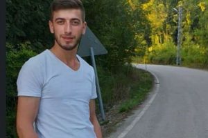Motosiklet, park halindeki r&ouml;morka &ccedil;arptı