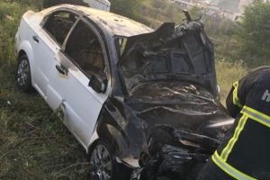 Direğe &ccedil;arpan otomobil alev aldı