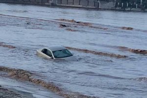 Sağanak otomobili denize s&uuml;r&uuml;kledi