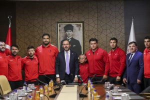 Kasapoğlu milli g&uuml;reş&ccedil;ileri kabul etti