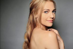 G&uuml;zel oyuncu Meryem Uzerli u&ccedil;akta fenalaştı