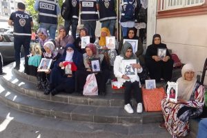 Annelerin HDP &ouml;n&uuml;ndeki evlat n&ouml;beti 23'&uuml;nc&uuml; g&uuml;n&uuml;nde