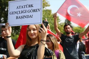 &Uuml;niversite &ouml;ğrencileri 'ter&ouml;re karşı' y&uuml;r&uuml;d&uuml;