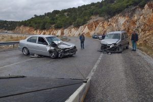 Hafif ticari ara&ccedil;la otomobil &ccedil;arpıştı