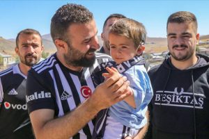 2,5 yaşında sesle tanışan Yusuf Vodafone Park'ta ma&ccedil; izleyecek