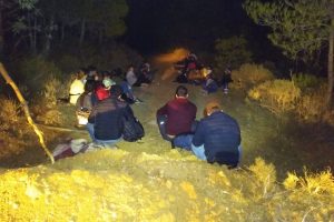 Karada ve denizde 51 ka&ccedil;ak g&ouml;&ccedil;men yakalandı