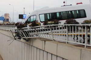 Servis minib&uuml;s&uuml;, &ccedil;arptığı bariyere asılı kaldı