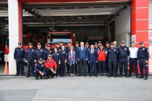 Milletvekili Aydemir g&ouml;n&uuml;ll&uuml; itfaiyeci oldu