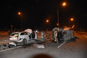 İş&ccedil;i servisi otomobille &ccedil;arpıştı: 2 &ouml;l&uuml;, 16 yaralı