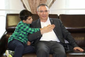 Şehit &ccedil;ocuğu, kirvesi Emniyet M&uuml;d&uuml;r&uuml; Cang&uuml;l'&uuml; uğurladı