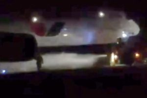 Rusya'da iniş takımı alev alan u&ccedil;akta 12 yolcu yaralandı