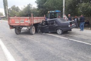 Trakt&ouml;r ile otomobil &ccedil;arpıştı: 5 yaralı