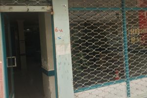 AK Parti'nin eski Menemen İl&ccedil;e Başkanının iş yerine taşlı saldırı