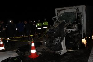 K&uuml;tahya'da kamyonet kamyona &ccedil;arptı: 1 &ouml;l&uuml;