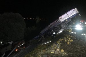 TIR otomobili altına aldı: 2 &ouml;l&uuml;, 3 yaralı