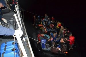 42 d&uuml;zensiz g&ouml;&ccedil;men yakalandı