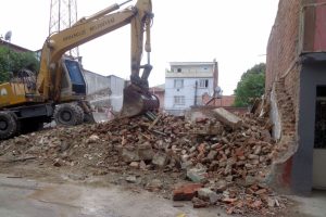 Bursa'da metruk binalar bir bir yıkılıyor