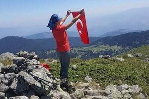Bursalı dağcılar tırmandıkları dağa T&uuml;rk bayrağı astılar