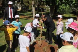Minik &ouml;ğrenciler fidanları toprakla buluşturdu