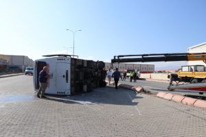 İş&ccedil;i servisi yan yattı