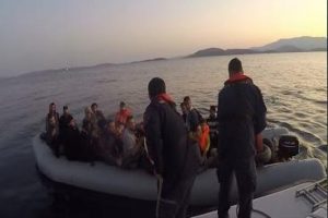 Ege Denizi'nde lastik botlarda 132 g&ouml;&ccedil;men yakalandı