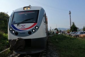 Yolcu treninin &ccedil;arptığı kadın &ouml;ld&uuml;