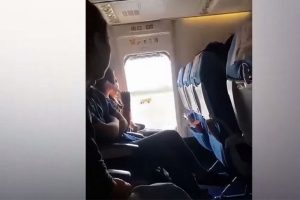 U&ccedil;ak havalanmak &uuml;zereyken acil &ccedil;ıkış kapısını a&ccedil;tı