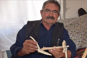Eski tarım aletlerini yeni nesillere maketleriyle tanıtıyor