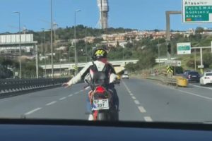 Motosikletli kadının tehlikeli dansı kamerada